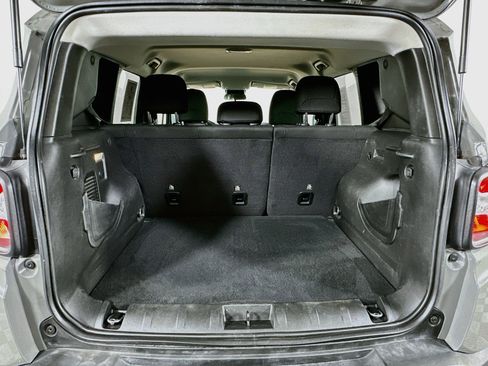 Used 2023 Jeep Renegade Latitude AWD/4WD image 29