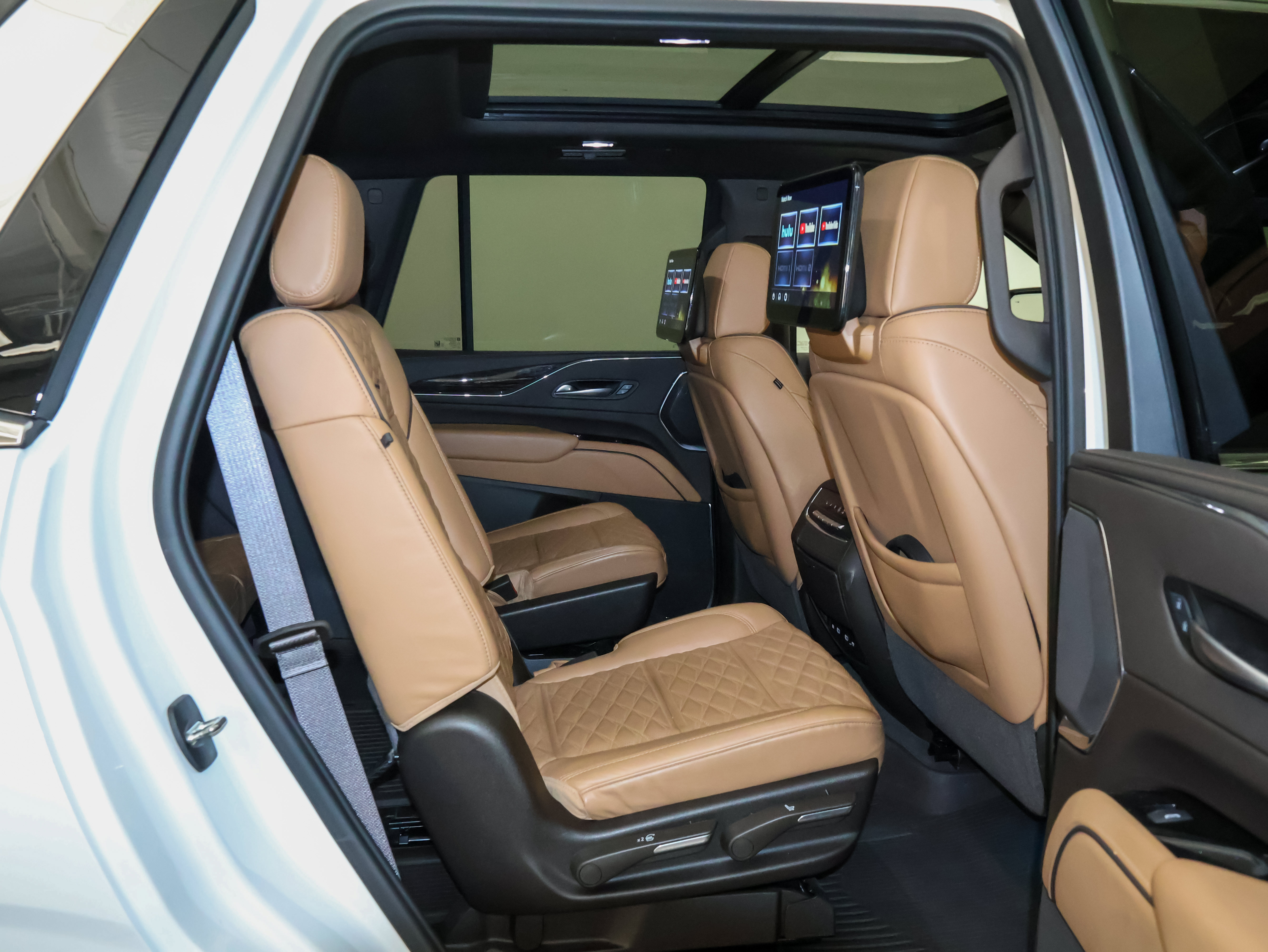 Used 2024 Cadillac Escalade Premium Luxury w/ Performance Package AWD/4WD image 69