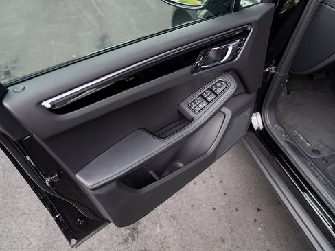 Certified 2025 Porsche Macan image 15