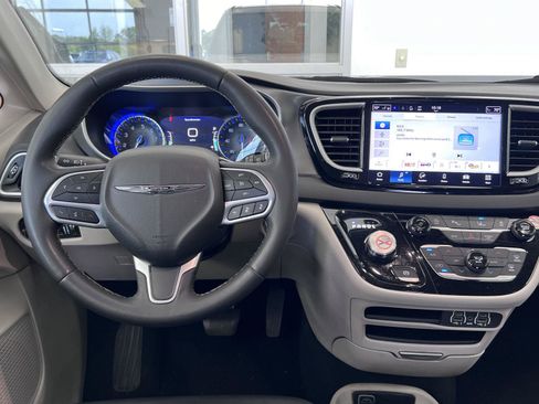 Used 2024 Chrysler Pacifica Touring-L FWD image 6