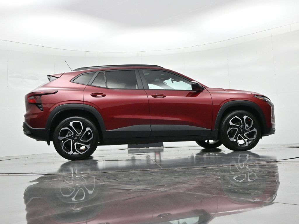 Used 2025 Chevrolet Trax RS w/ Sunroof Package FWD image 22