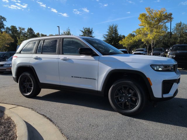 New 2027 Jeep Grand Cherokee Altitude RWD image 2