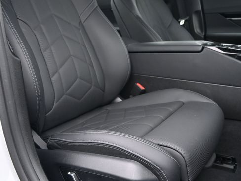 Used 2024 BMW 530i w/ Convenience Package image 33