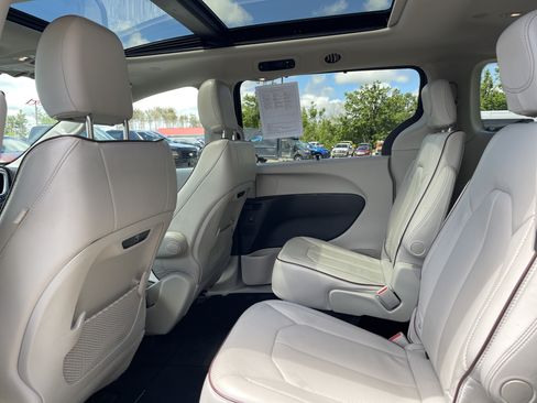 Used 2020 Chrysler Pacifica Limited FWD image 12