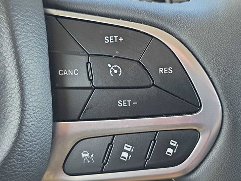 Used 2024 Chrysler Pacifica Select image 30