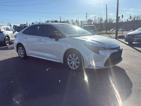 Used 2020 Toyota Corolla LE FWD image 2