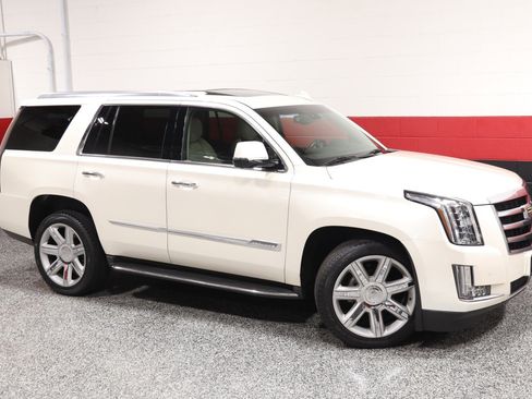 Used 2015 Cadillac Escalade Luxury AWD/4WD image 2