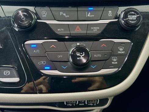 Used 2024 Chrysler Pacifica Touring-L FWD image 16