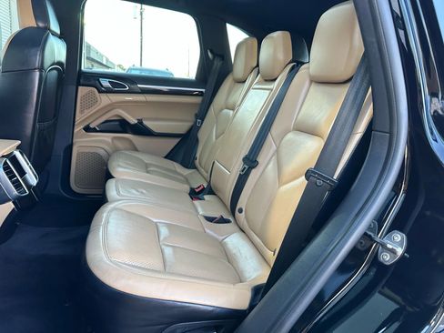 Used 2018 Porsche Cayenne Platinum Edition image 19