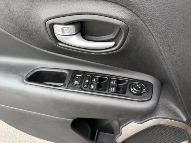 Used 2023 Jeep Renegade Latitude AWD/4WD image 14