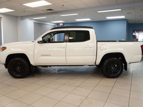 Used 2021 Toyota Tacoma SR5 AWD/4WD image 2
