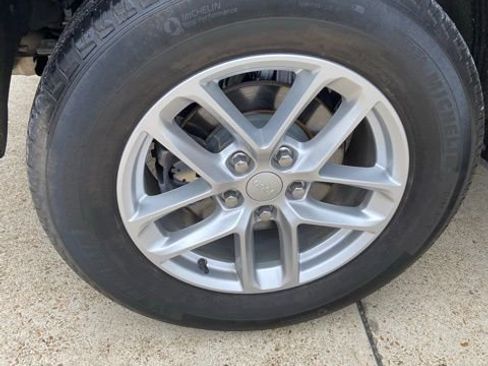 Used 2023 Jeep Grand Cherokee Laredo image 18