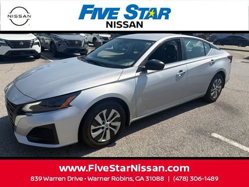 Used 2025 Nissan Altima 2.5 S FWD image 19