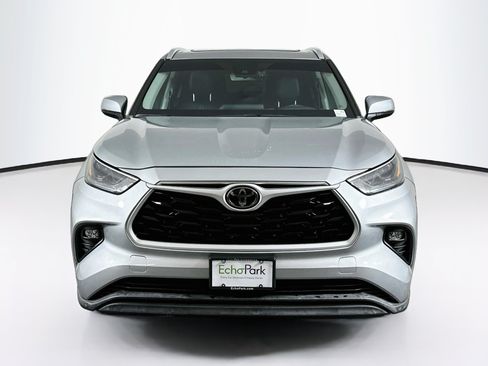 Used 2023 Toyota Highlander XLE FWD image 2