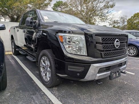Used 2022 Nissan Titan SV w/ SV Convenience Package image 2