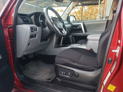 Used 2013 Toyota 4Runner SR5 w/ Convenience Pkg image 6
