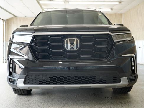 Used 2025 Honda Pilot Touring image 3