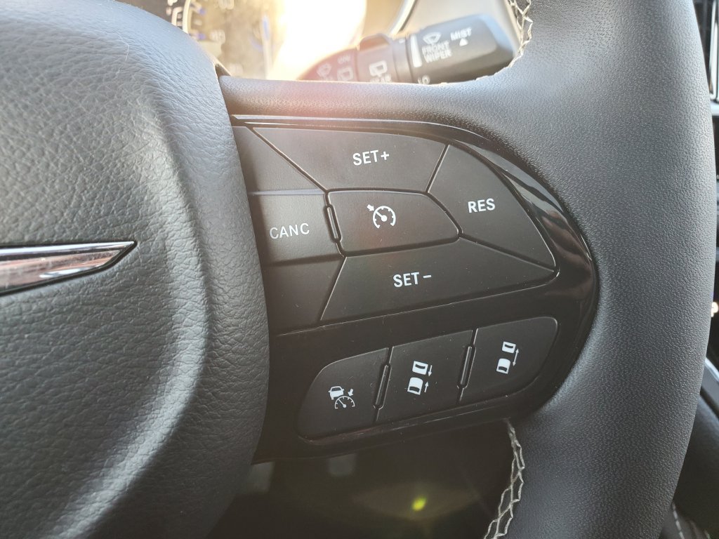 Used 2025 Chrysler Pacifica Limited FWD image 27