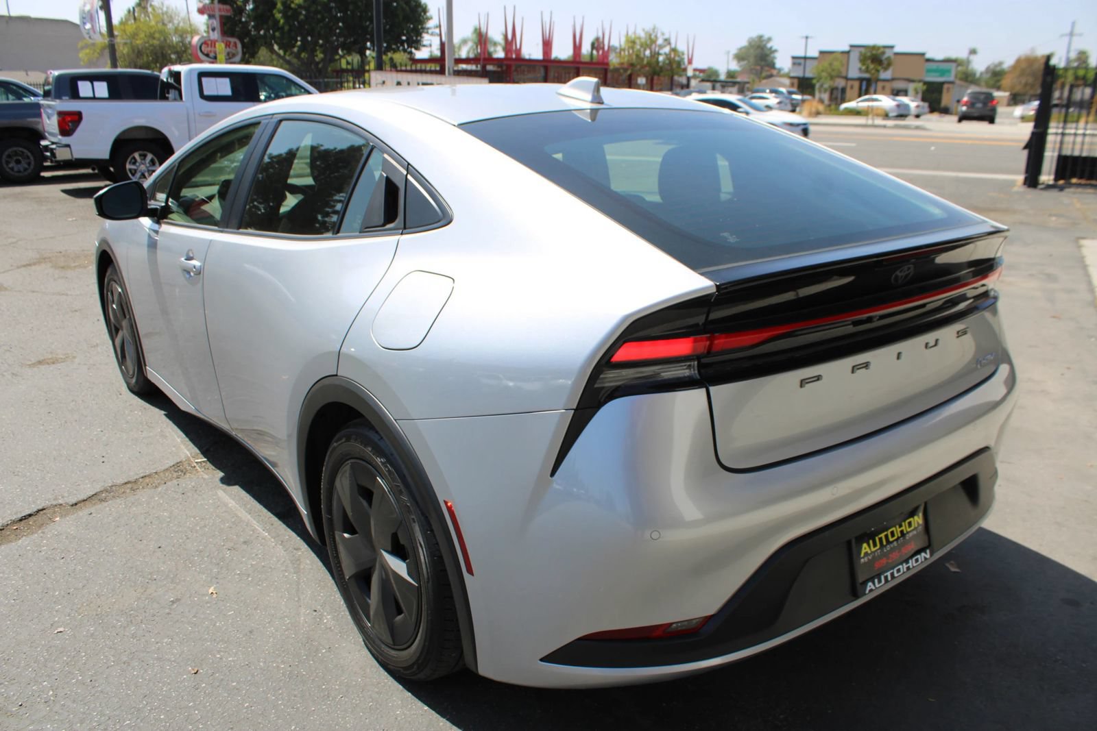 Used 2025 Toyota Prius LE FWD image 14