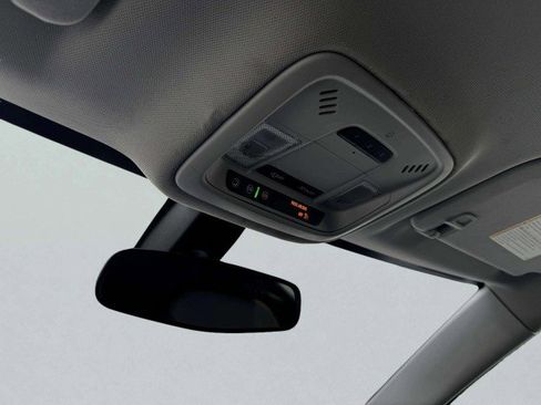 Used 2020 Chevrolet Traverse LT image 32