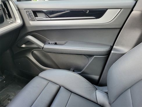 Used 2025 Porsche Cayenne image 23