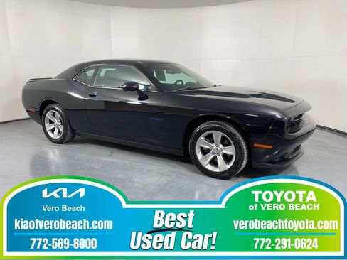 Used 2021 Dodge Challenger SXT image 1