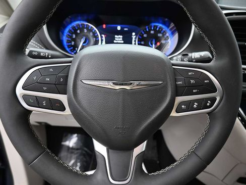 Used 2022 Chrysler Pacifica Touring-L FWD image 6