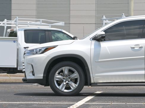 Used 2017 Toyota Highlander Limited AWD/4WD image 5