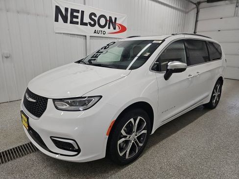 New 2026 Chrysler Pacifica Pinnacle w/ Trailer Tow Group image 4