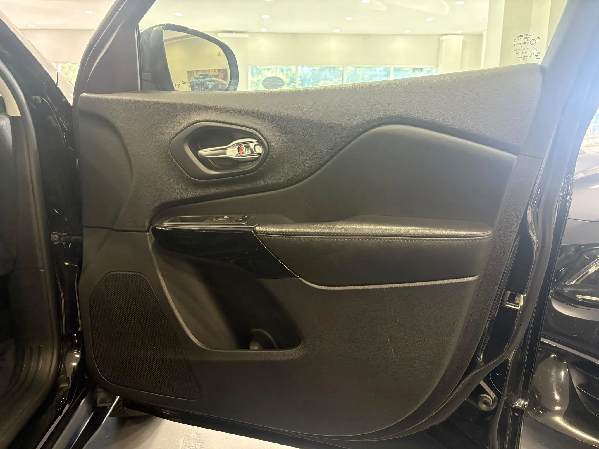 Used 2020 Jeep Cherokee Latitude Plus AWD/4WD image 29