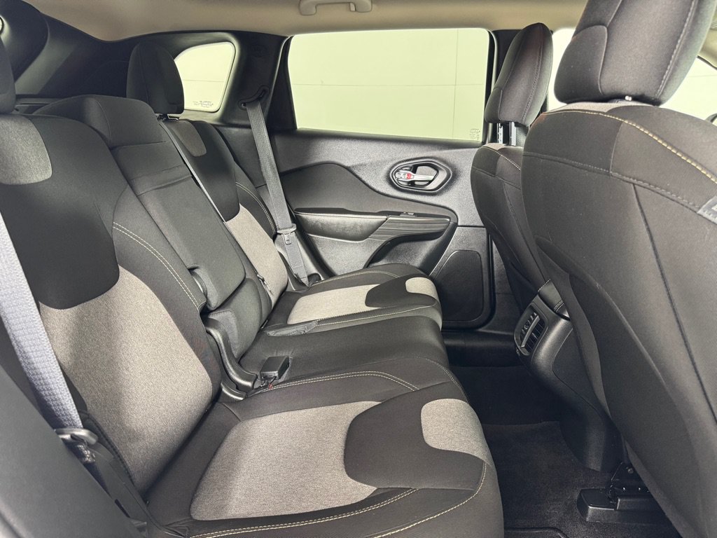 Used 2016 Jeep Cherokee Sport FWD image 24