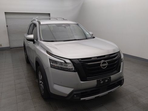 Used 2022 Nissan Pathfinder SL w/ Lighting Package (N92) FWD image 14