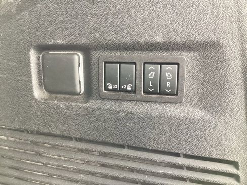 Used 2023 Chevrolet Suburban Premier image 18