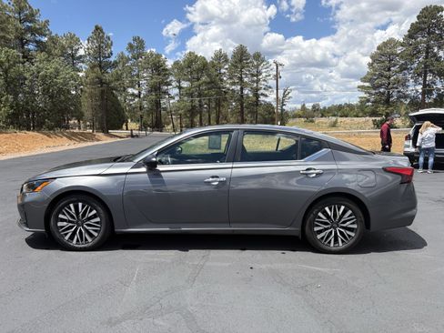 Used 2025 Nissan Altima 2.5 SV FWD image 8