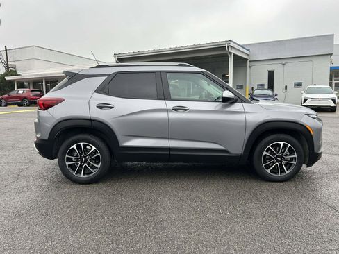 Used 2025 Chevrolet TrailBlazer LT image 2