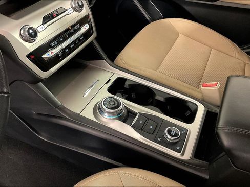 Used 2022 Ford Explorer XLT image 19