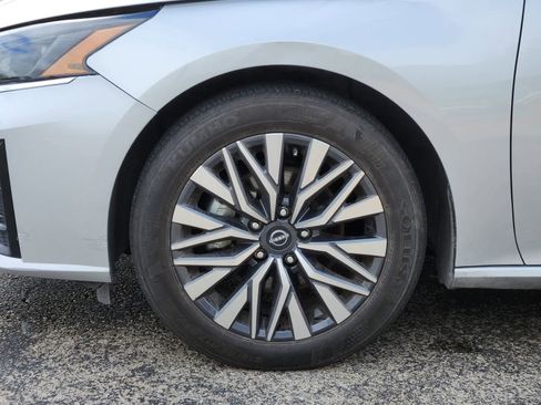 Used 2025 Nissan Altima 2.5 SV FWD image 9