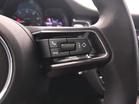Certified 2025 Porsche Macan AWD/4WD image 10