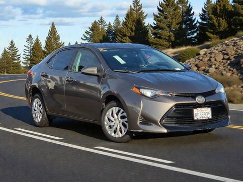 Used 2019 Toyota Corolla LE image 2