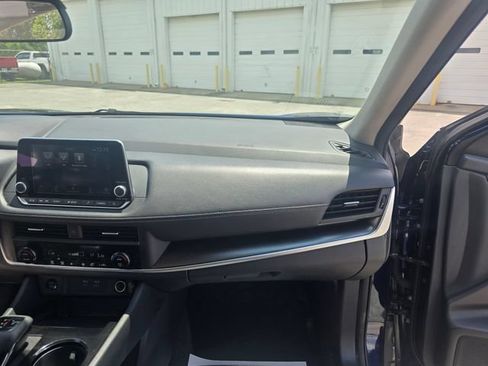 Used 2025 Nissan Rogue SV FWD image 37