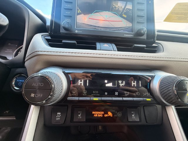 Used 2021 Toyota RAV4 XLE w/ XLE Grade Weather Package AWD/4WD image 17