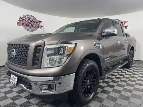 Used 2017 Nissan Titan SL image 3