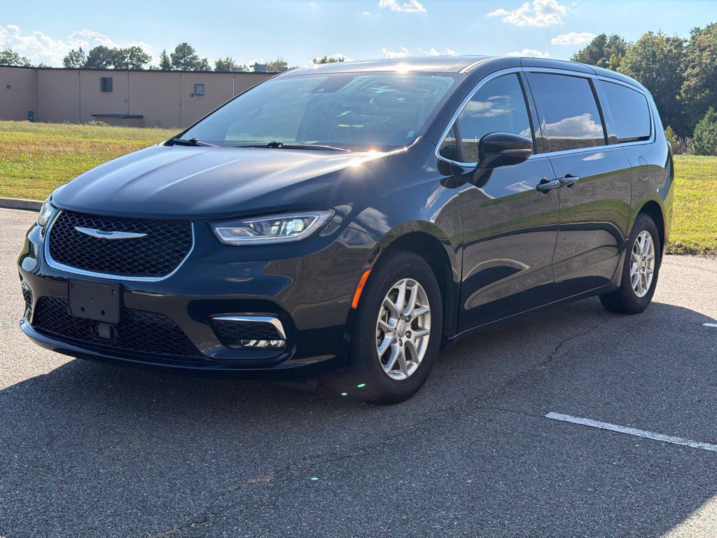 Used 2025 Chrysler Pacifica Select FWD image 3