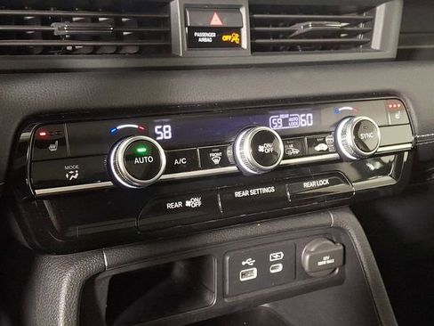 Used 2024 Honda Pilot Touring image 19