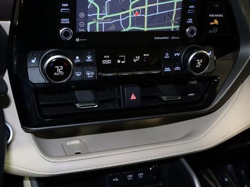 Used 2020 Toyota Highlander XLE image 21