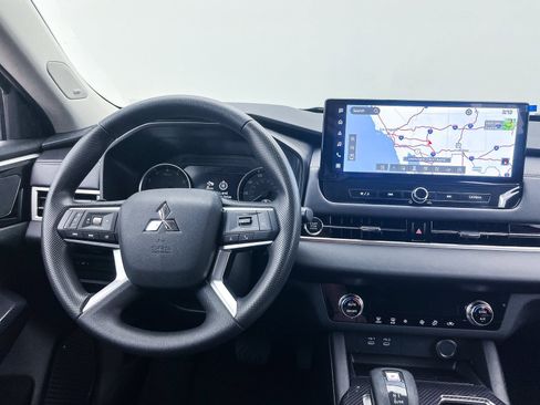 New 2025 Mitsubishi Outlander ES image 13