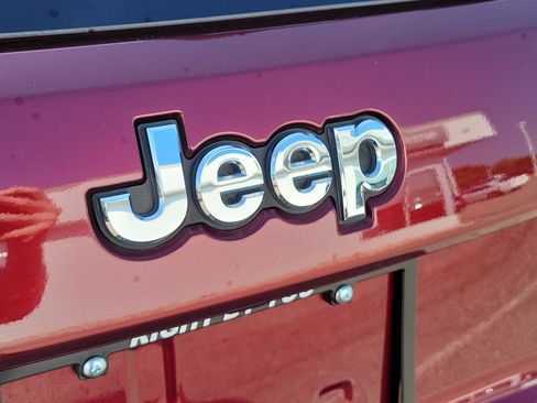 Used 2019 Jeep Grand Cherokee Overland AWD/4WD image 6