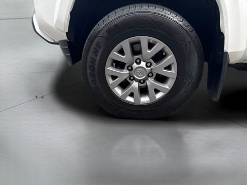 Used 2018 Toyota Tacoma SR5 AWD/4WD image 4
