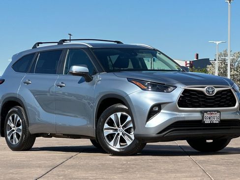 Used 2024 Toyota Highlander XLE image 2