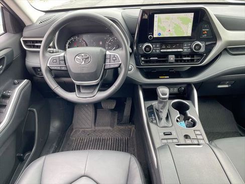 Certified 2024 Toyota Highlander XLE image 10